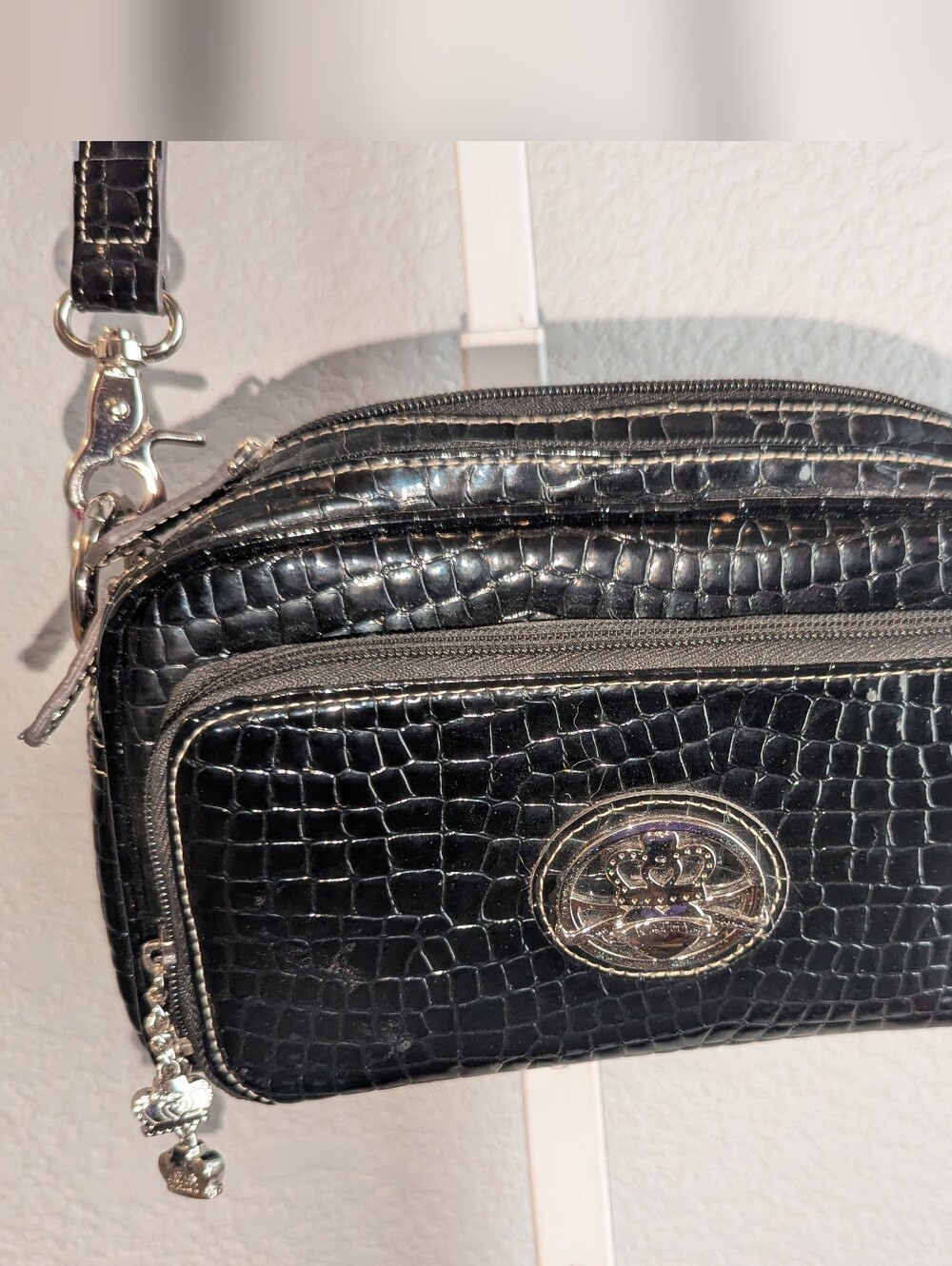 2000s Kathy Van Zeeland Black Faux Crocodile Crossbody Purse Orange/Gold Lining - Picture 2 of 14